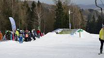 Párty u bazénu ve Ski areálu Alšovka u Klášterce nad Ohří.