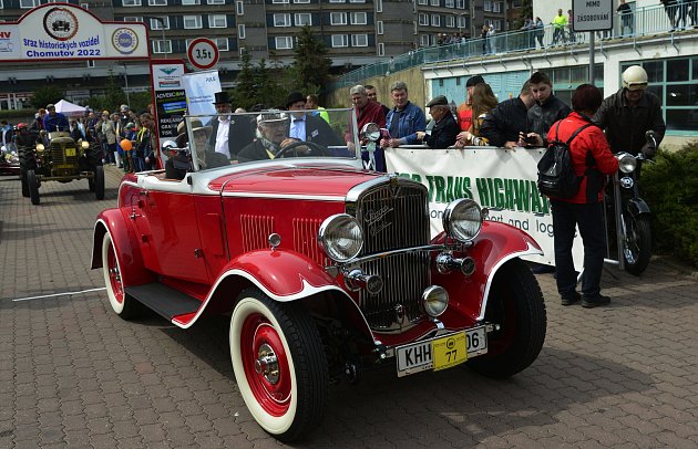 V Chomutově u obchodního centra burácely motory historických motorových skvostů.