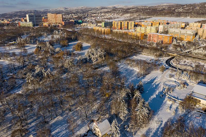 Pohled na statek a část Zooparku Chomutov a místní sídliště Březenecká uprostřed letošní krásné bílé zimy. (15.2.2021)