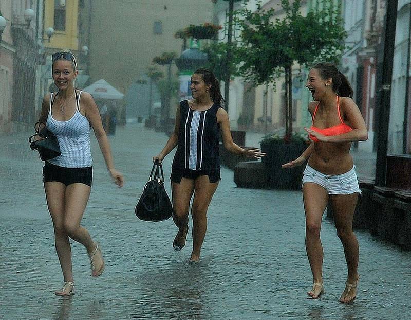 Děvčata zastihla průtrž na kadaňském náměstí. 