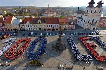 Na náměstí v Kadani vytvořili studenti a žáci škol živý obraz ke stoletému výročí Československa.