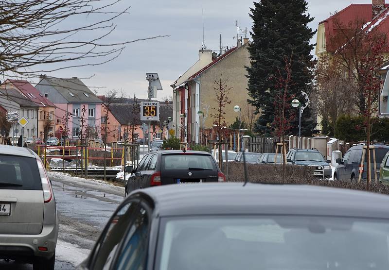 Obec dělá vše pro to, aby řidiči zpomalili. Směrem od Chomutova jsou přes silnici položené tři retardéry, rychlost měří radar.