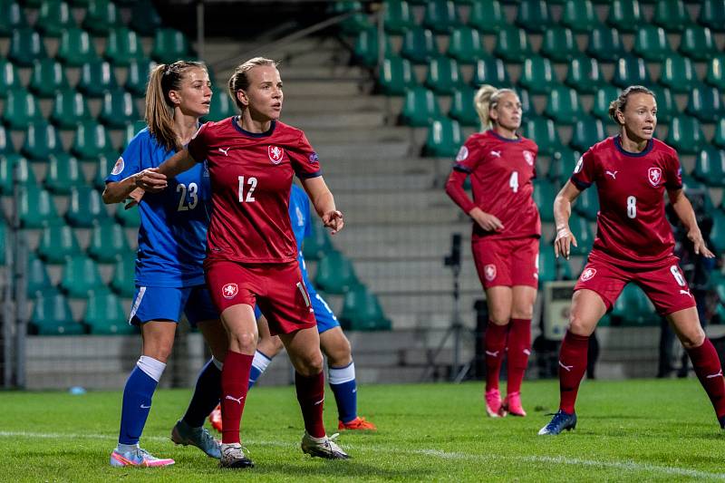 České fotbalistky (v červeném) v zápase s Azerbájdžánem.