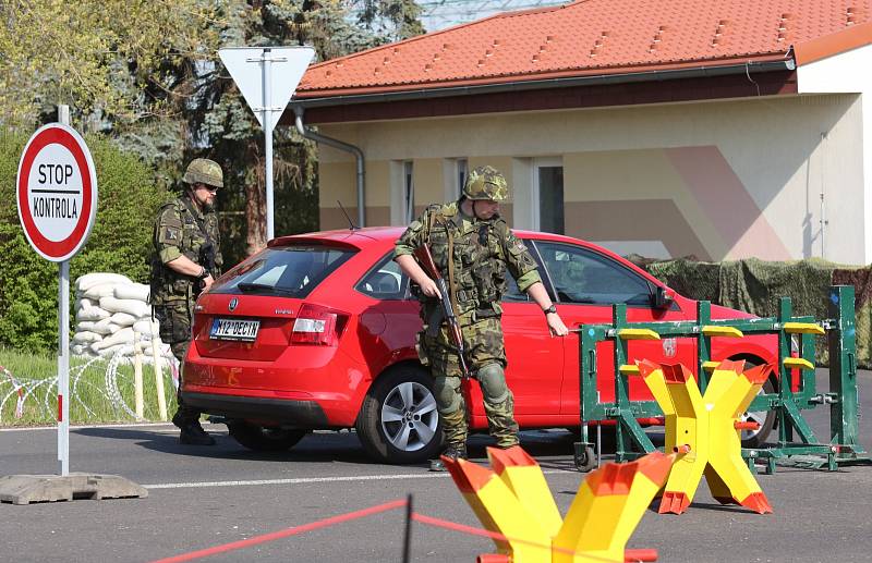 Cvičení aktivních záloh Hradba v rozvodně vysokého napětí u Kadaně