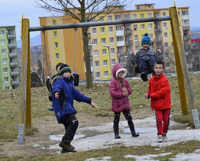 Děti si hrály na hřišti na sídlišti Borek v Jirkově.