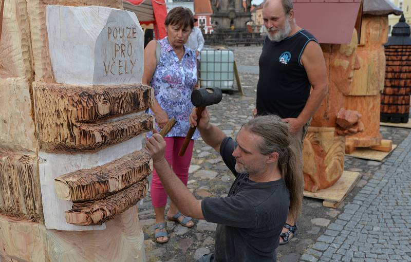 Po celý týden umělci vytvářeli v Kadani na náměstí umělecká díla v podobě včelích úlů.Díla poté budou odvezena do Františkánského kláštera v Kadani.