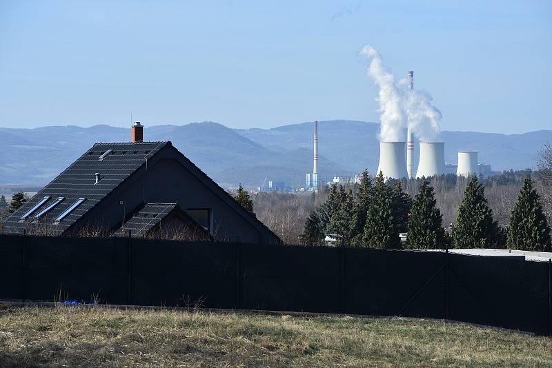 Střechy v Zelené - Málkově a komíny prunéřovské elektrárny.