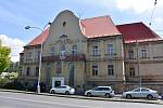 Dům v Puškinově ulici v Chomutově byl postavený jako  chudobinec, později sloužil jako poliklinika, sídlo policie a nakonec ubytovna.