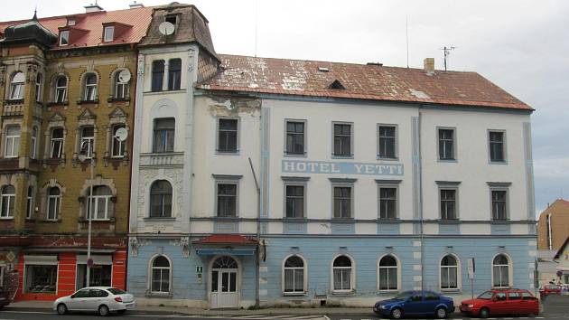 Bývalý hotel Yetti ve Vejprtech.