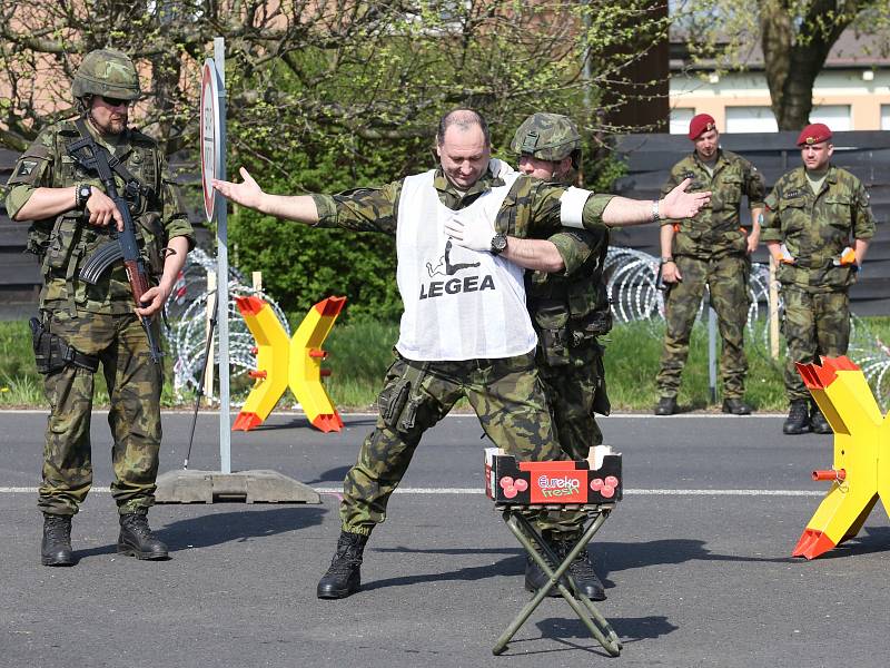 Cvičení aktivních záloh Hradba v rozvodně vysokého napětí u Kadaně