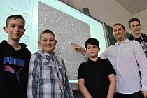 Astronom a vedoucí kroužku Pavel Pintr ukazuje na hvězdu, kterou kluci objevili. Objev je dílem Jana Beránka (13), Michala Pintra (12), Martina Oršuláka (11) a Fabiána Bodnára (16)