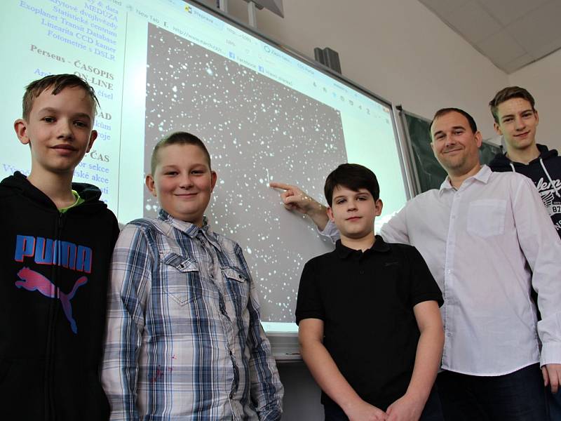 Astronom a vedoucí kroužku Pavel Pintr ukazuje na hvězdu, kterou kluci objevili. Objev je dílem Jana Beránka (13), Michala Pintra (12), Martina Oršuláka (11) a Fabiána Bodnára (16)