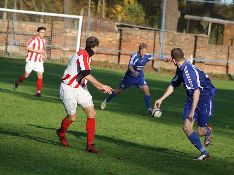 Postoloprty – Ervěnice 3:5, hosté v pruhovaném.