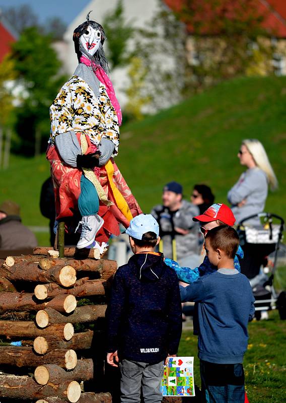 Spousta lidí přišla do areálu Domovina v Chomutově na pálení čarodějnic.