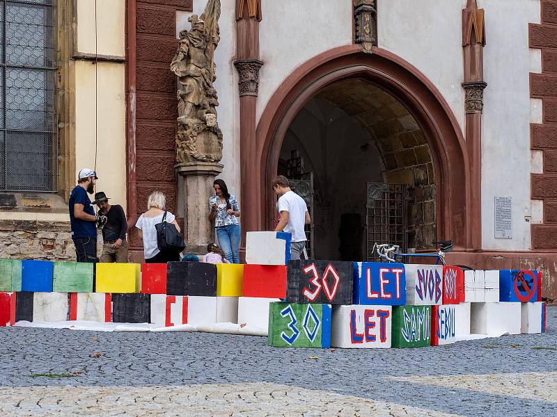 Umělci i lidé z ulice si připomínají výročí uměním.