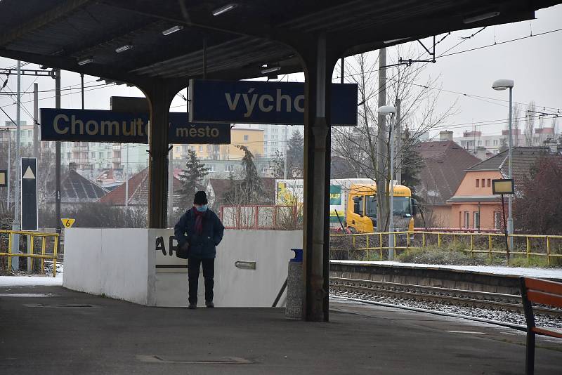 Obnova se nebude týkat jen samotné železniční trati, ale i stanic, jejich budov, vestibulů, nástupišť a podchodů. Na snímku je železniční zastávka Chomutov - město.