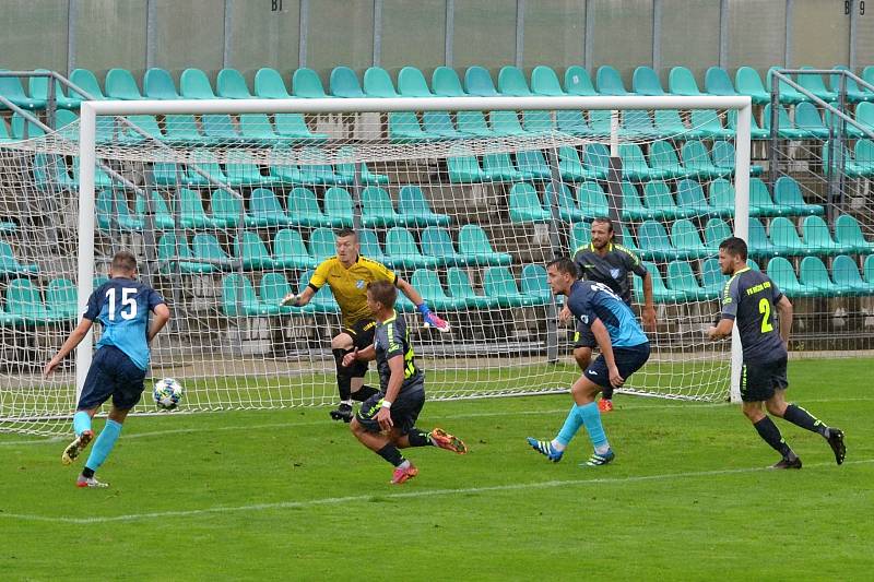 Chomutov (v modrém) v duelu s Chebem pokřil nové dresy. Byla z toho výhra 6:1.