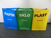Radnice v Klášterci nabízí lidem tašky na třídění odpadu.