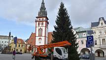 Na chomutovském náměstí 1. máje už stojí vánoční strom.