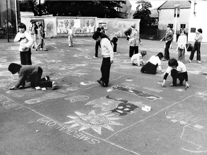Celá ulice je malířským plátnem. Snímek pochází z roku 1981 a zachycuje děti při hrách u radnice v Radonicích