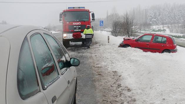 U Mikulovic na Klášterecku sjelo z kluzké vozovky celkem devět aut. Hasiči je postupně dostávali na silnici.