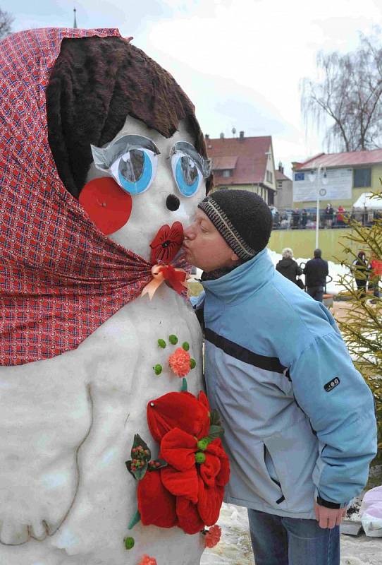 Sochy ze sněhu i dřeva ozdobily Vejprty.