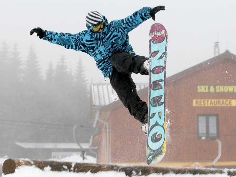 Za nepříznivého počasí uspořádali organizátoři ve skiareálu na Klínovci v pořadí druhý festival na sněhu. 
