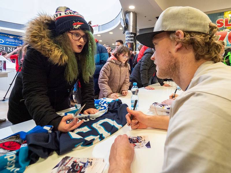 Piráti na autogramiádě představili zápasové dresy, které následně půjdou do dražby, a otevřeli další fanshop v OC Central v Chomutově.