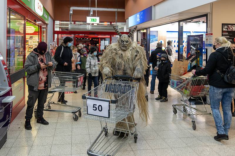 Krampus navštívil Kaufland v Kadani.