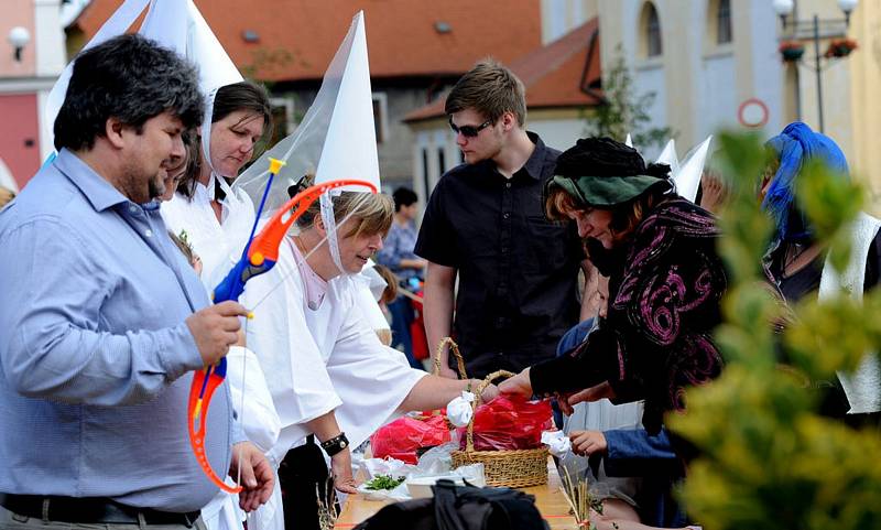 Kadaní prošel průvod bílých paní.