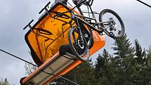 Na nejvyšší krušnohorském kopci se letos poprvé spustila lanovka. Slouží hlavně cyklistům, zároveň se totiž otevřel klínovecký trail park. Sobota 22. května