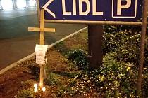 Křížem a svíčkami demonstrovali aktivisté před chomutovským Lidlem několik dní.