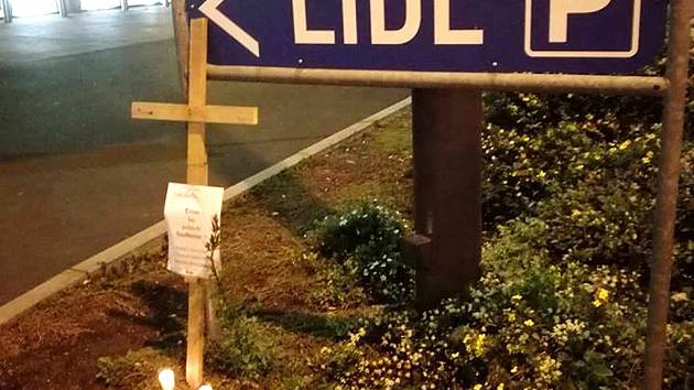 Křížem a svíčkami demonstrovali aktivisté před chomutovským Lidlem několik dní.