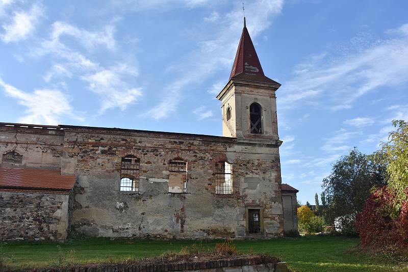 Z dříve výstavní budovy římskokatolického kostela sv. Michaela archanděla je dnes zřícenina.