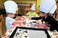 Děti z MŠ Blatenská tvořily svatomartinské koláče.