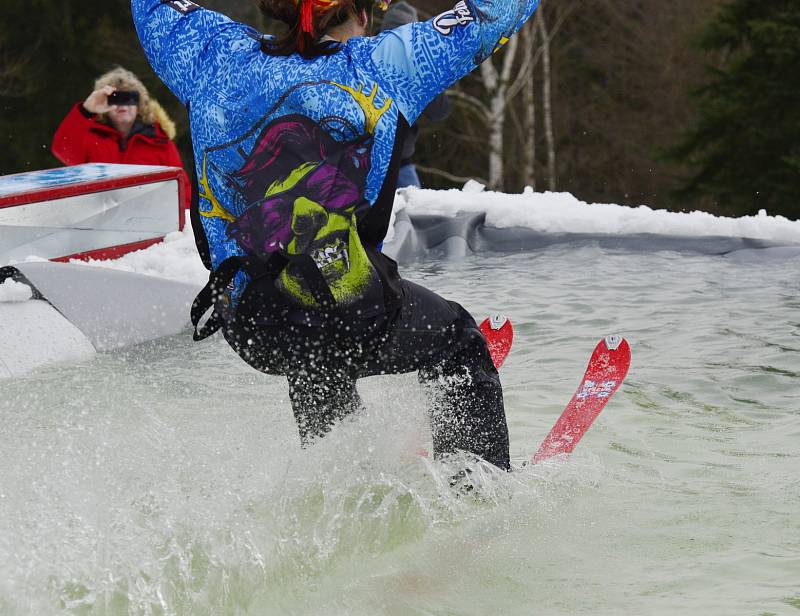 Párty u bazénu ve Ski areálu Alšovka u Klášterce nad Ohří.