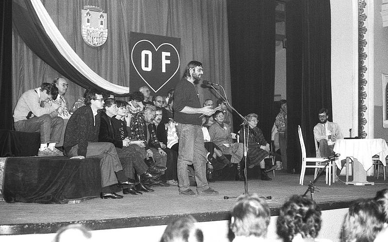 Debaty Občanského fóra v chomutovském divadle. Prosinec 1989