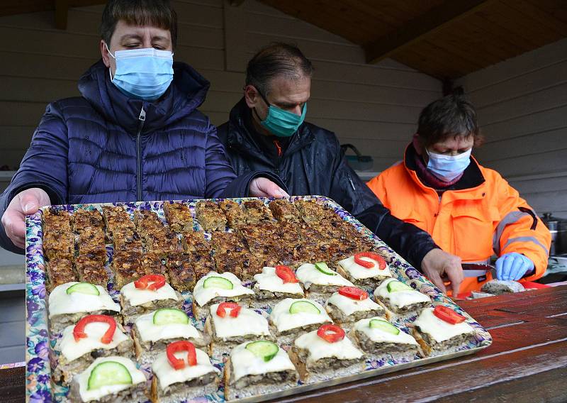 V Kalku v Krušných horách si dali dostaveníčko příznivci houbaření. Po přednášce o houbách a léčitelství si mohli návštěvníci pochutnat na houbovém guláši, tlačence a dalších chuťovkách z hub. Proběhla i výstava a soutěž o ceny.