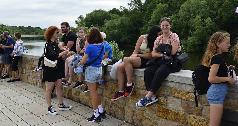 V Kadani pod hradbami na nábřeží Maxipsa Fíka proběhl multižánrový festival Vysmáté léto.