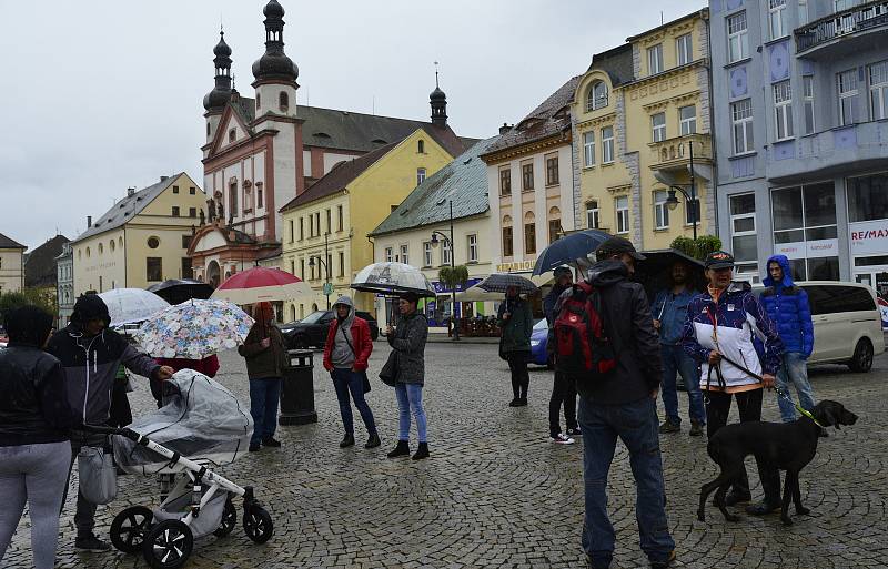 Na náměstí 1.Máje v Chomutově se při demonstraci sešlo kolem třiceti lidí, kteří nesouhlasí s nošením roušek a činností vlády.