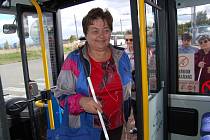 Nevidomí nastupovali do nového trolejbusu.