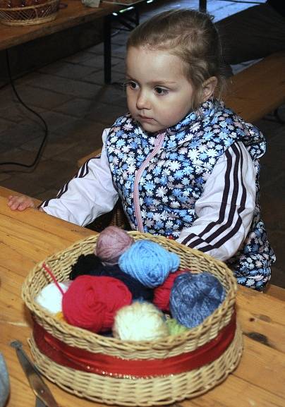 Pletení pomlázek, barvení vajíčka a vyprávění o starých zvycích.