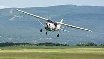 Cessna 172 přistává na letišti v Pesvicích.