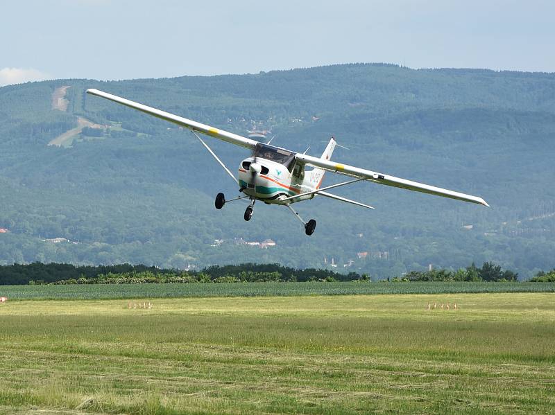 Cessna 172 přistává na letišti v Pesvicích.