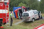 Při srážce kamionu s malou dodávkou u Prunéřova zemřeli tři lidé.