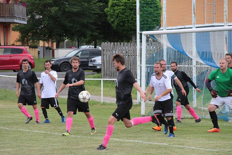 SK Málkov-TJ Baník Březenecká CHomutov 3:0,domácí v černém.