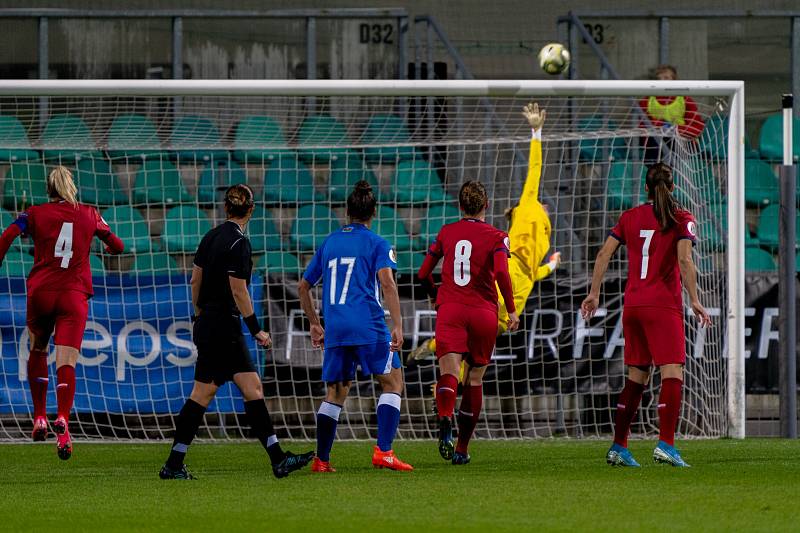 České fotbalistky (v červeném) v zápase s Azerbájdžánem.