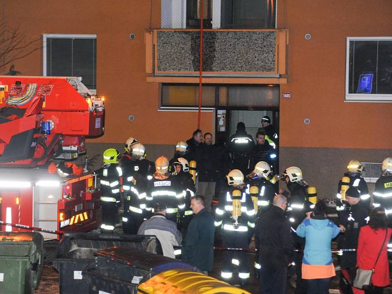 V paneláku Na Borku v Jirkově hořelo. Plameny vyšlehly zřejmě po přechozím výbuchu.