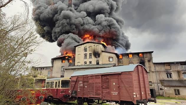 Požár střechy průmyslové budovy Cihelny Kadaň