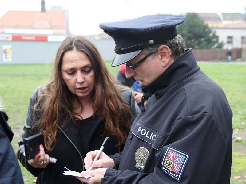 Vedoucí ubytovny Martina Šabatová s policistou.